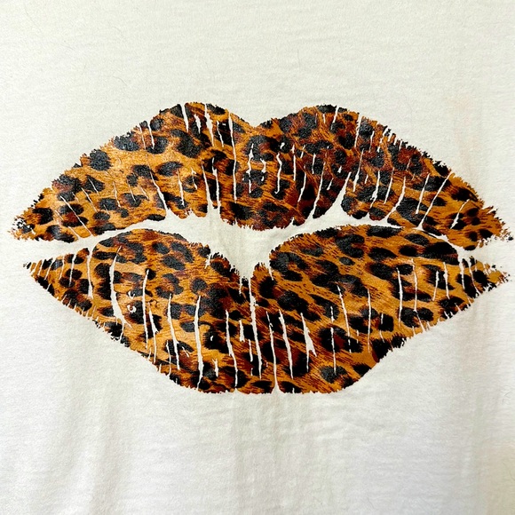 NWOT- White t-shirt, leopard print kiss. Size small. 100% cotton - Picture 2 of 4